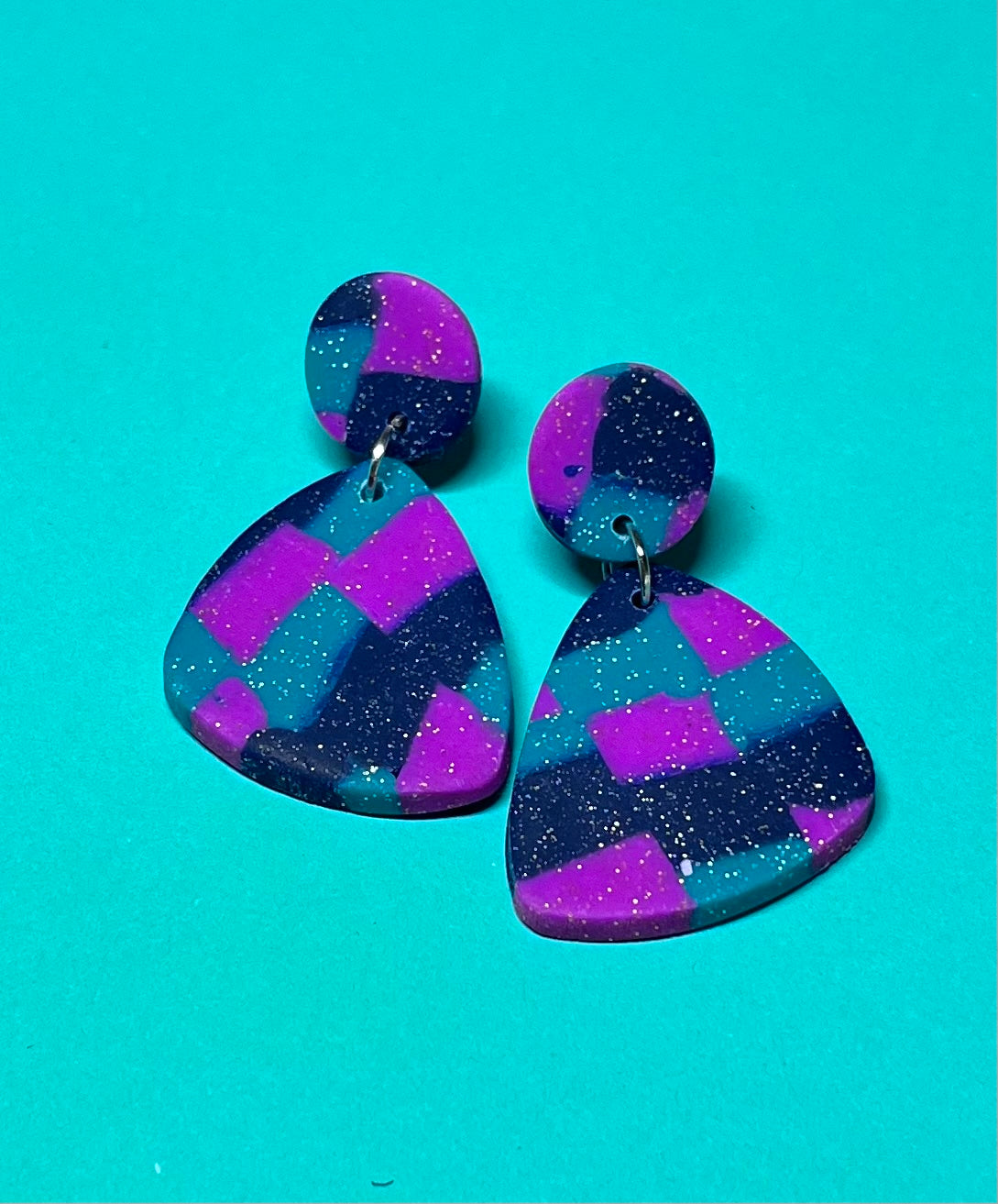 Farbenfrohe Ohrringe mit Glitzer