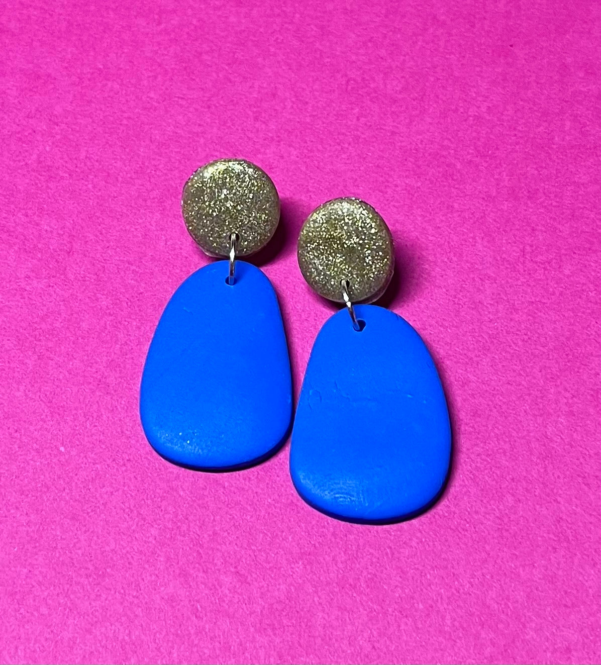 Blau-goldene Ohrringe, handgemacht und sehr leicht, aus Polymer Clay