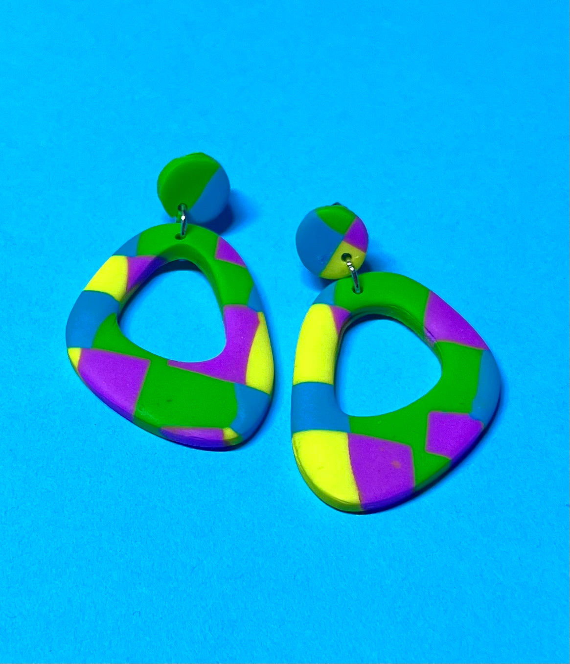 Bunt gemusterte handgemachte Ohrringe aus Polymer Clay