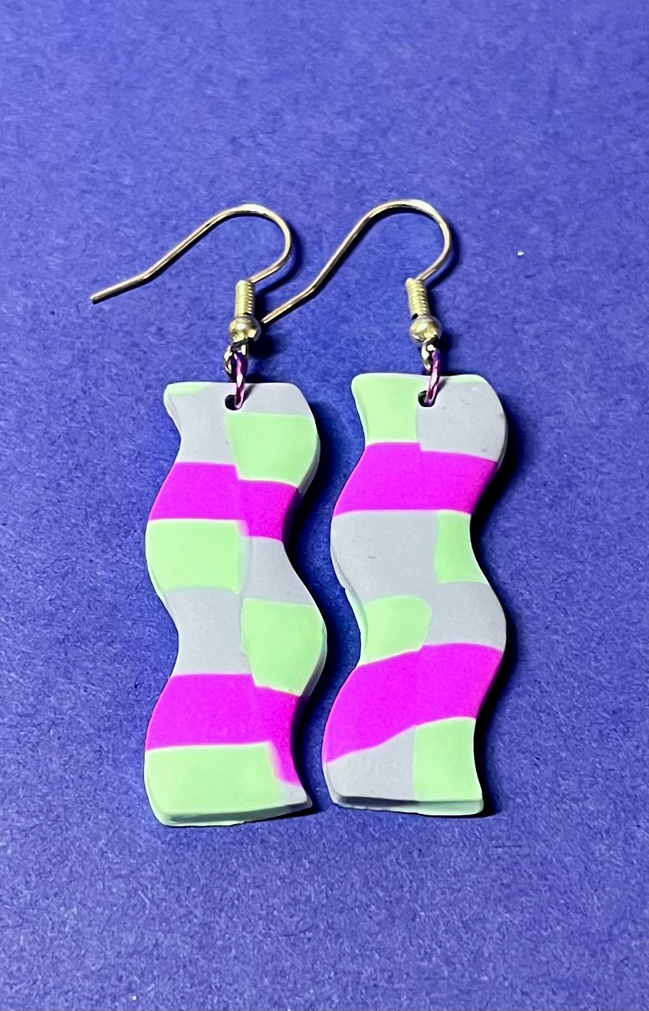 buntgemusterte Ohrringe aus Polymerton, geometrisch, angenehm zu tragen