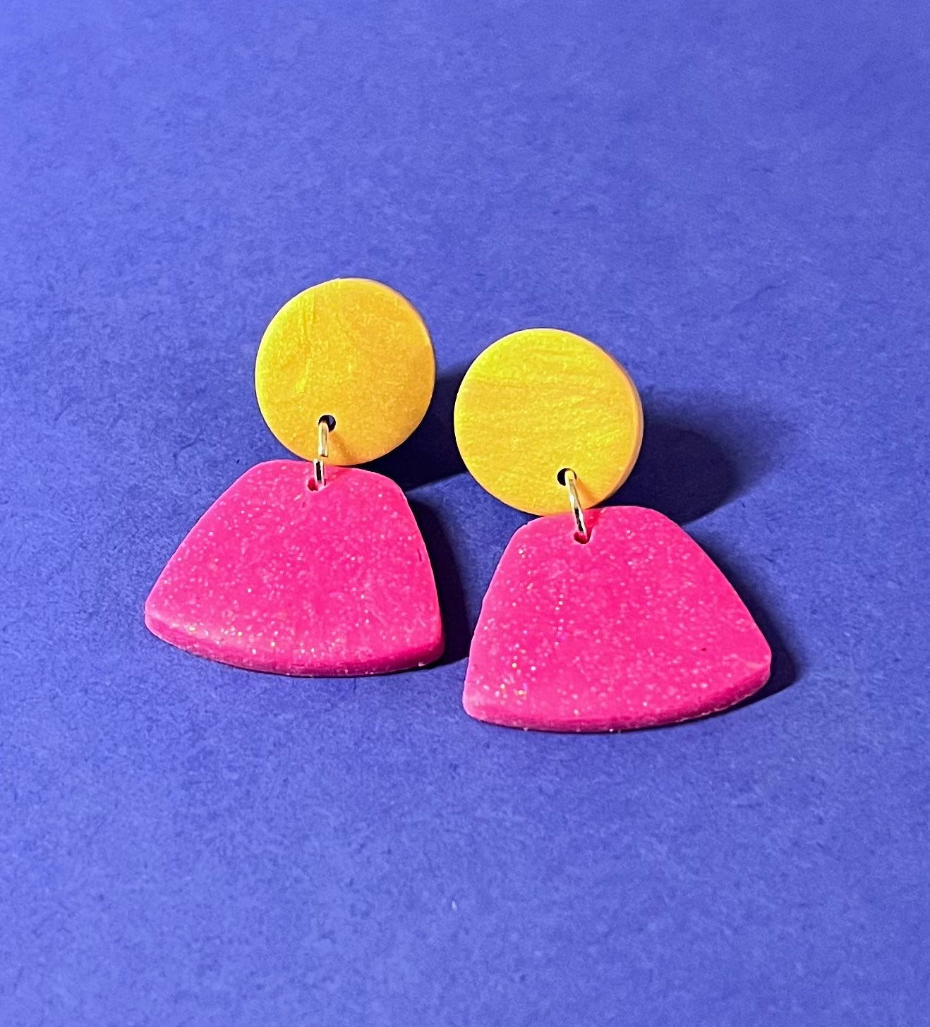 Kleine pinke und gold-schimmernde Ohrringe, handgemacht