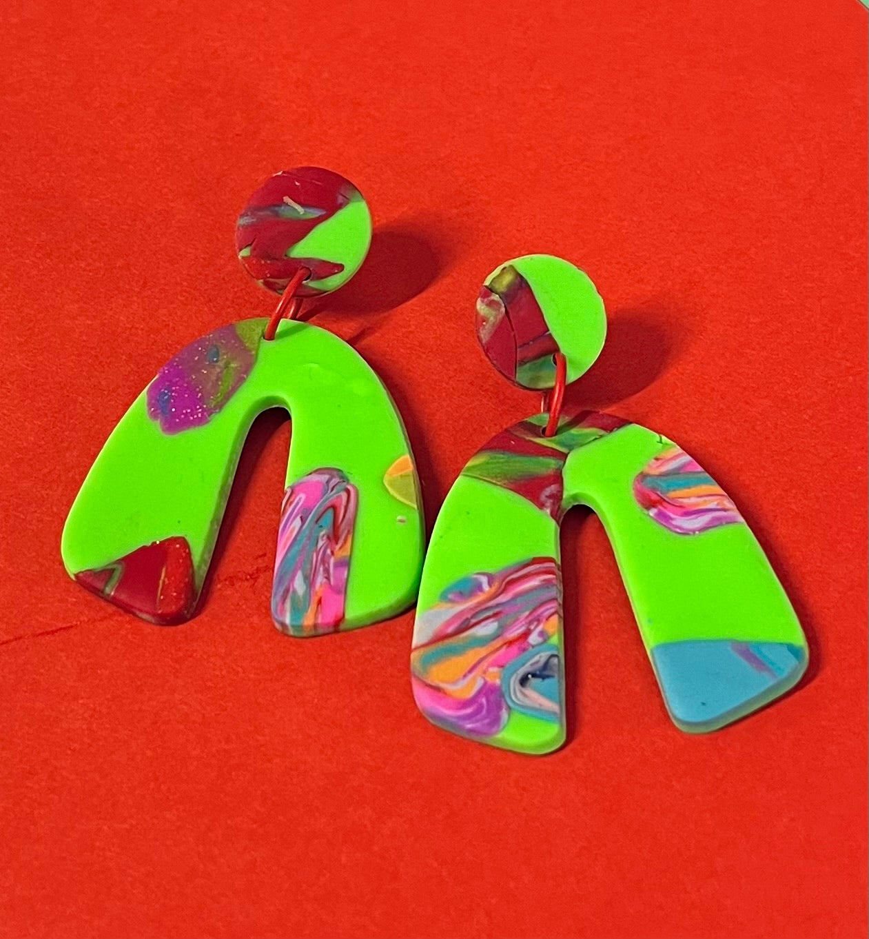 Handgemachte gemusterte Ohrringe aus Polymerton, die perfekt für jeden Anlass sind