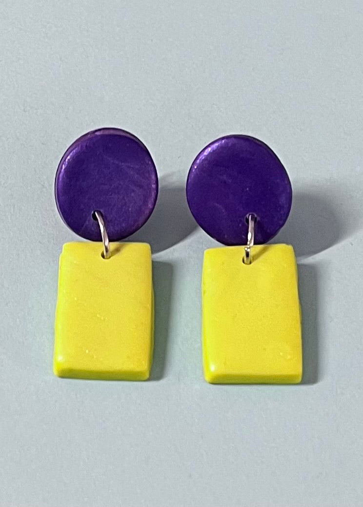 Handgemachte, kleine Ohrringe, lila und gelb