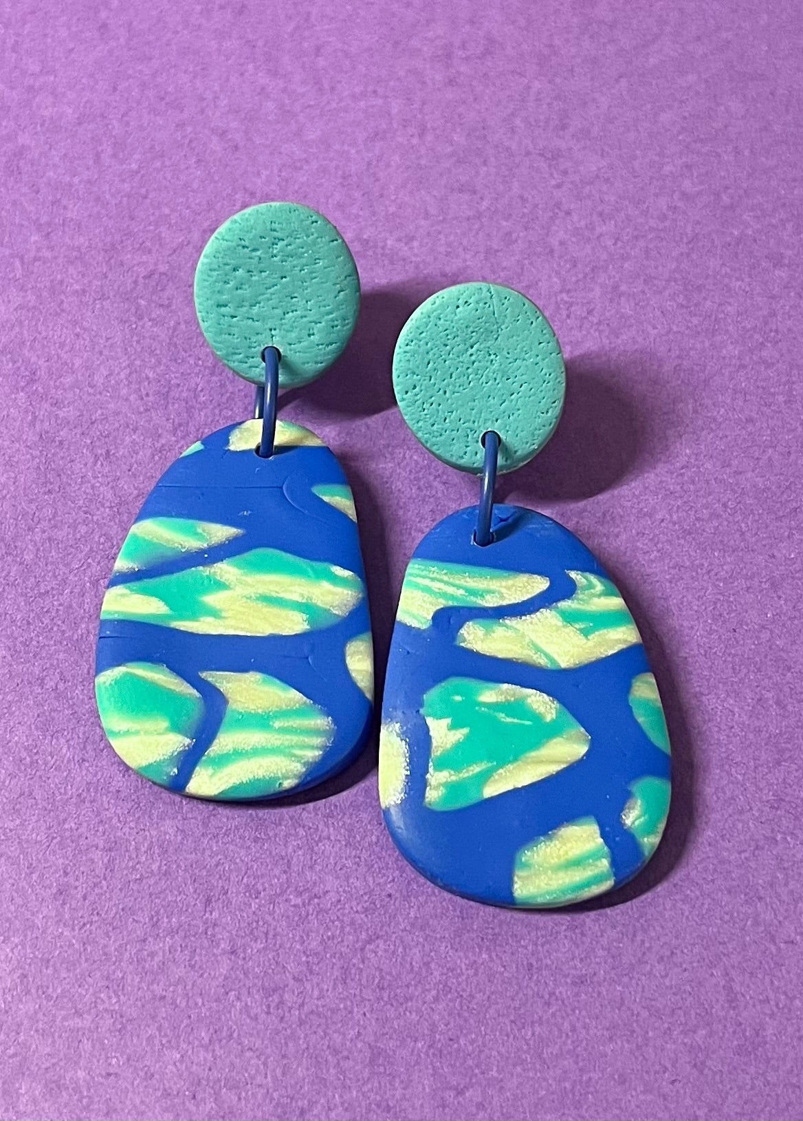 blau-gemusterte handgemachte Ohrringe aus Polymerton