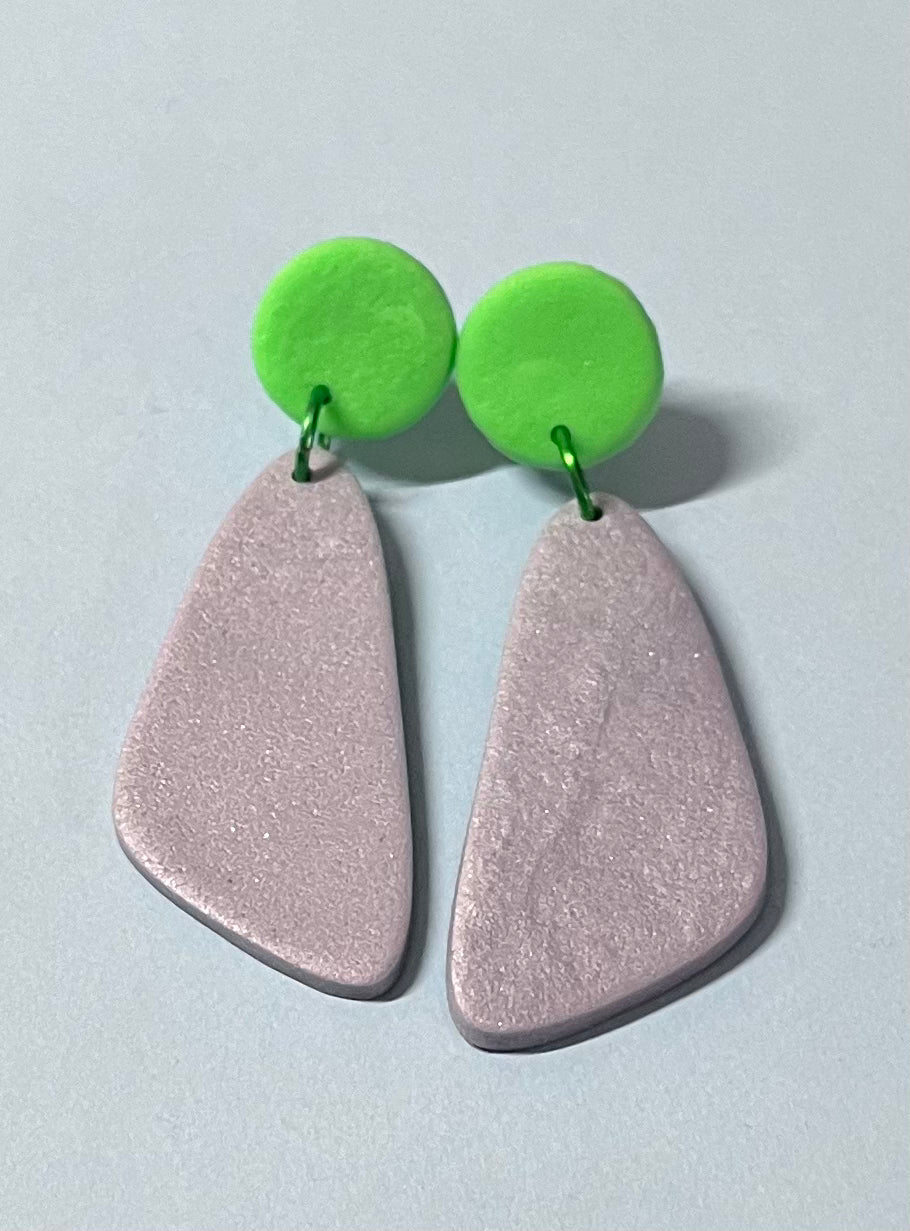 Ohrringe handgemacht bunt in grau-schimmernd und hellgrün