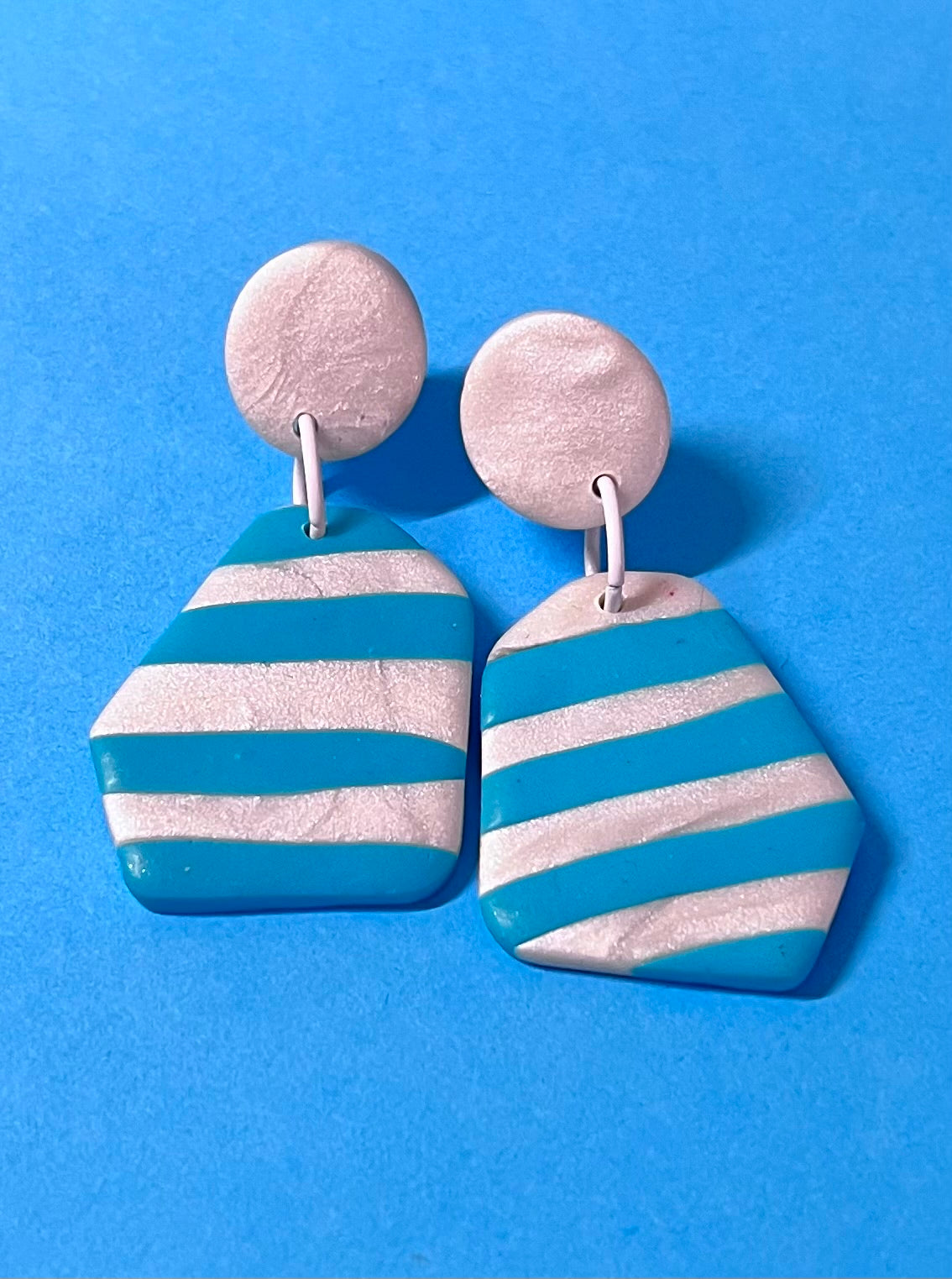 Handgemachte Ohrringe, türkis-weiß gestreift, sehr leicht, schimmernd