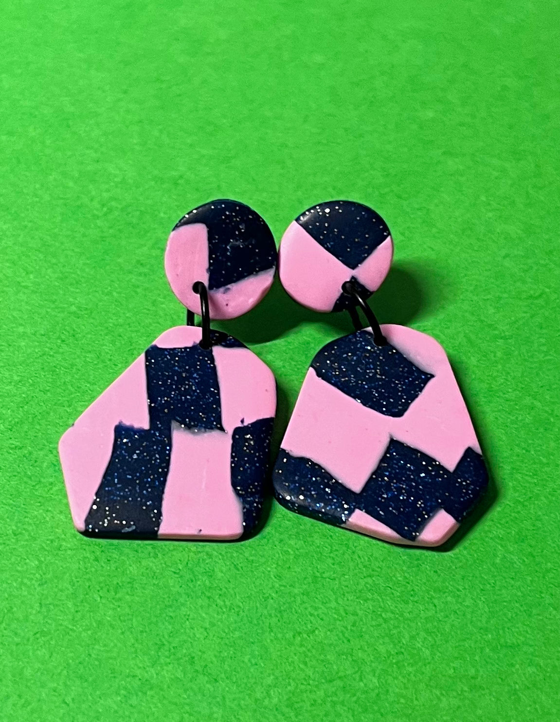 Ohrringe in rosa und dunkel Glitzer, handgemacht und sehr leicht