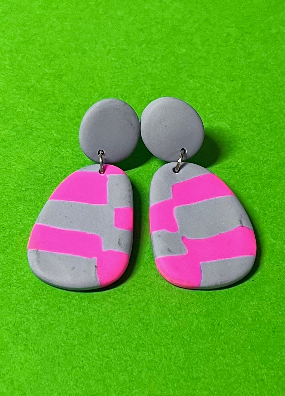 Grau neonpinke Ohrringe handgemacht aus Polymer Clay