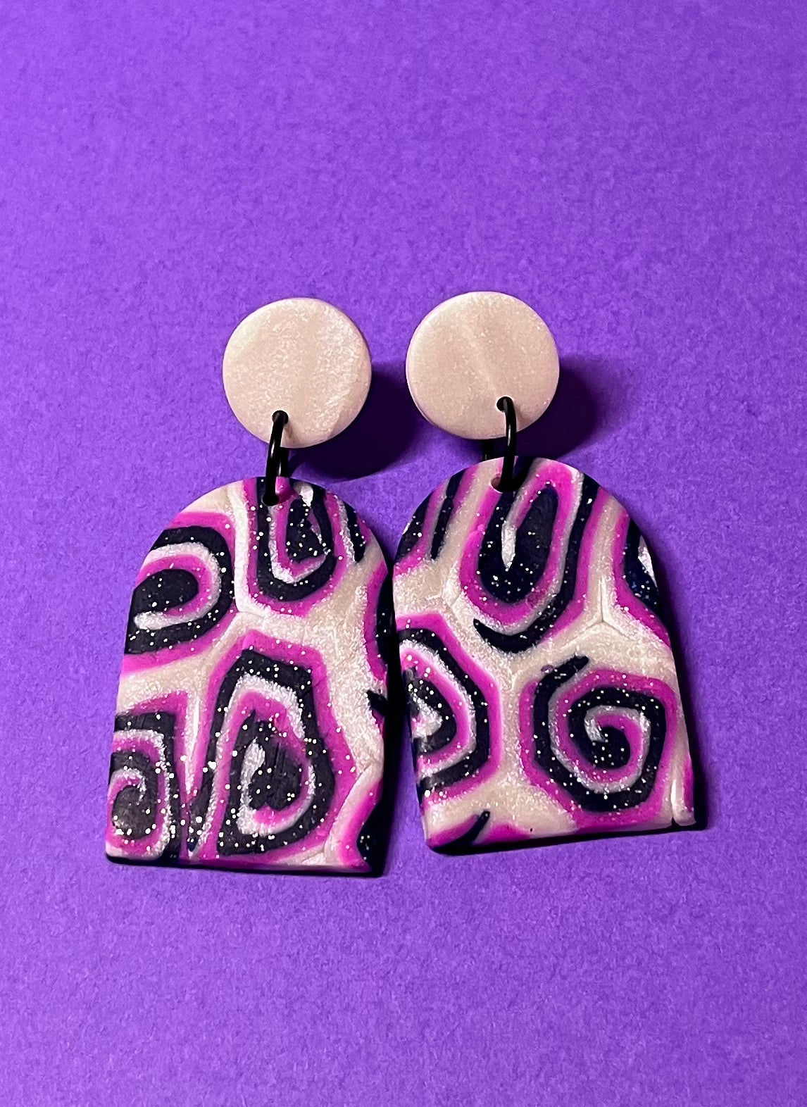 Große, auffällige Ohringe, perlmutt, dunkelglitzernd und pink