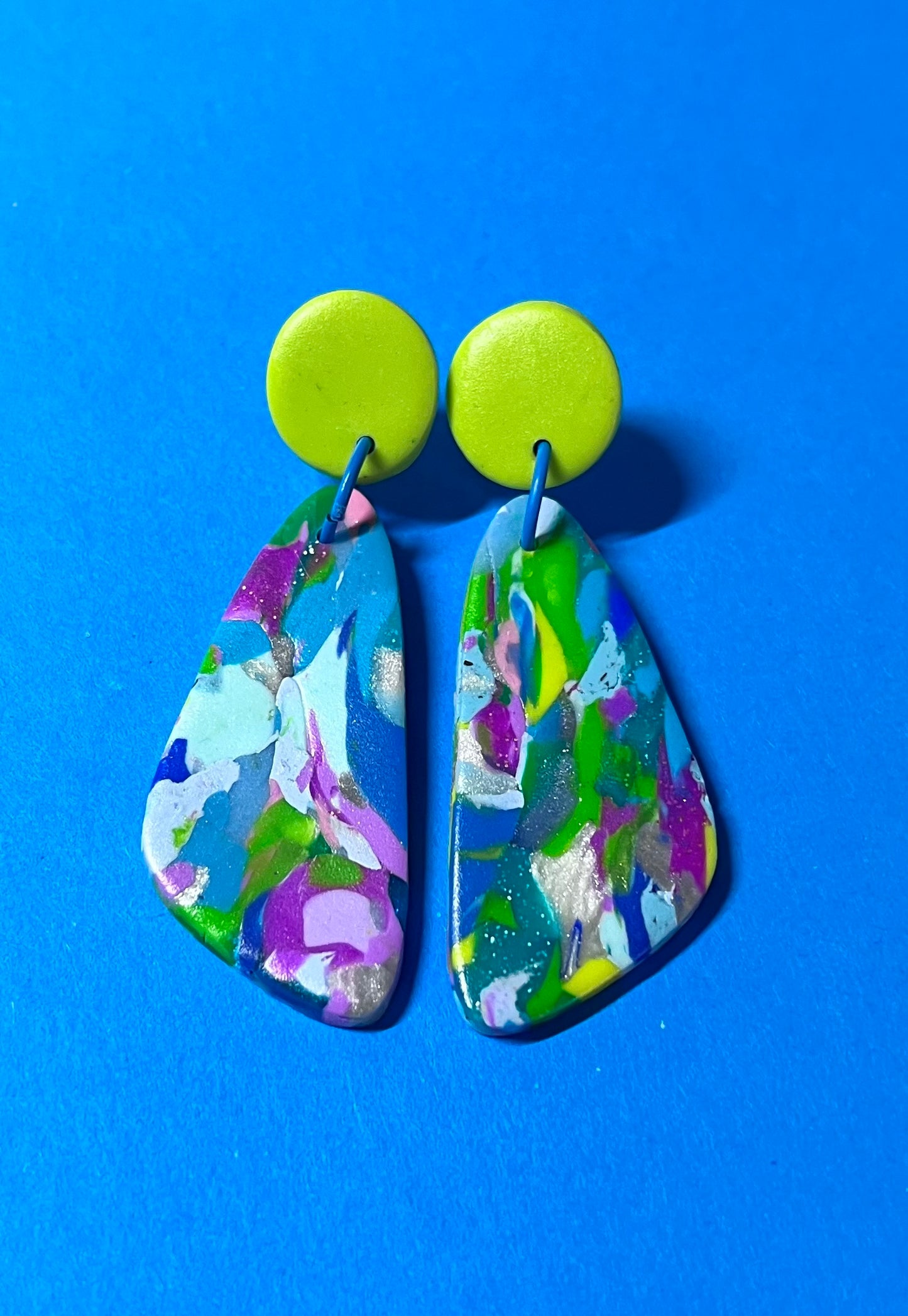 Handgemachte Ohrringe in tollen bunten Farben, die jedes Outfit verschönern