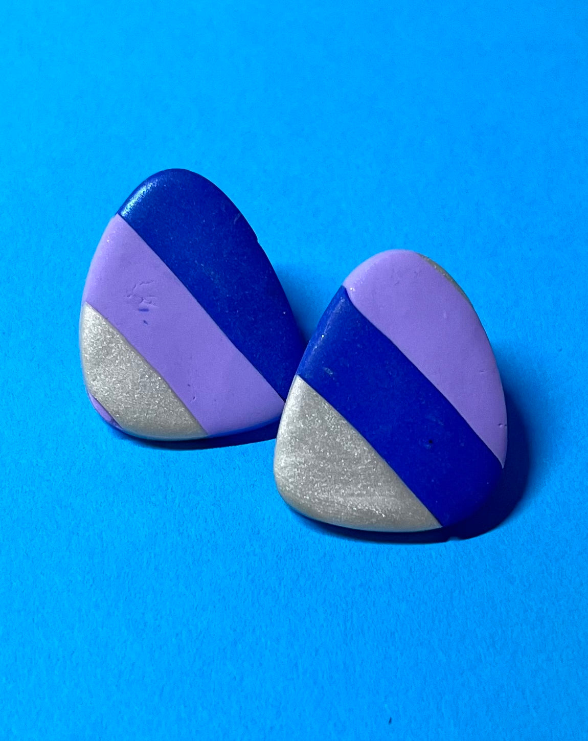 Handgemachte Ohrringe, blau violet und weiß gestreift