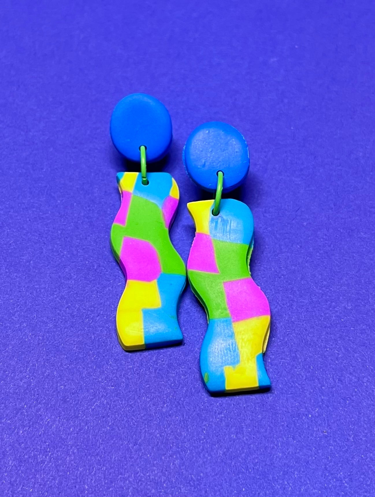 Farbenfrohe handgemachte Ohrringe aus Polymerton in tollen Farben, hübsch für jeden Anlass