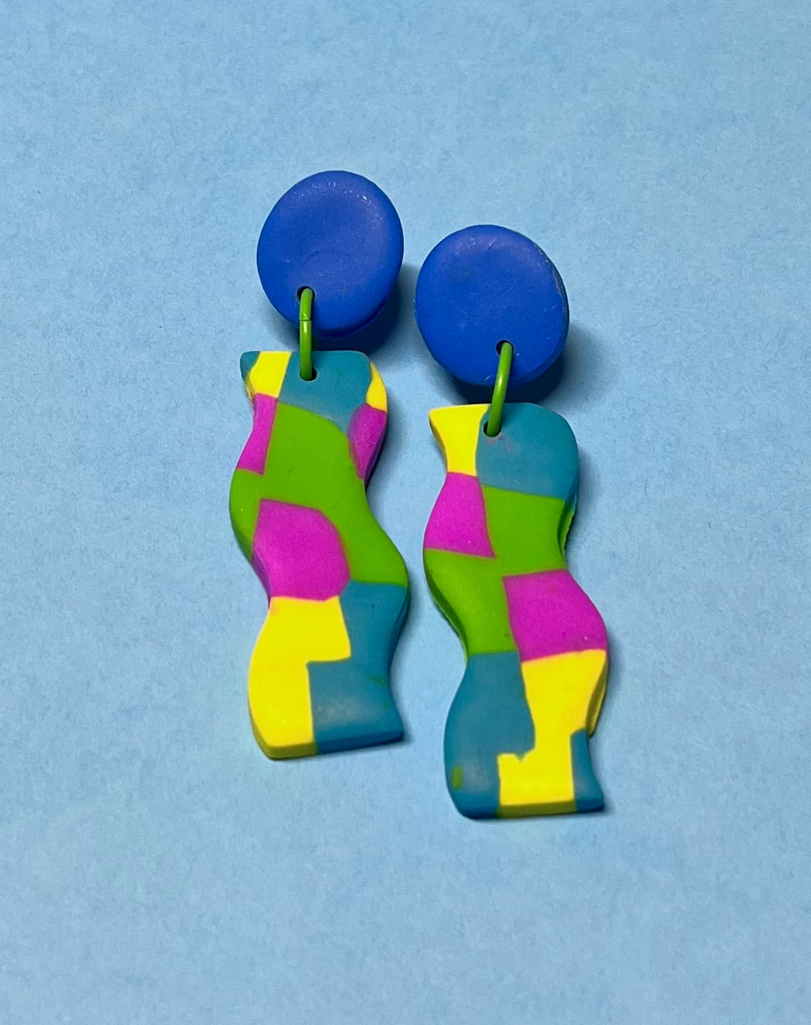 Farbenfrohe handgemachte Ohrringe aus Polymerton in tollen Farben, hübsch für jeden Anlass