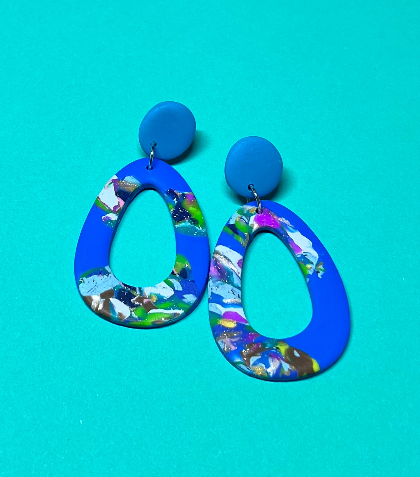 Blau-bunte Ohrringe, handgemacht, gemustert