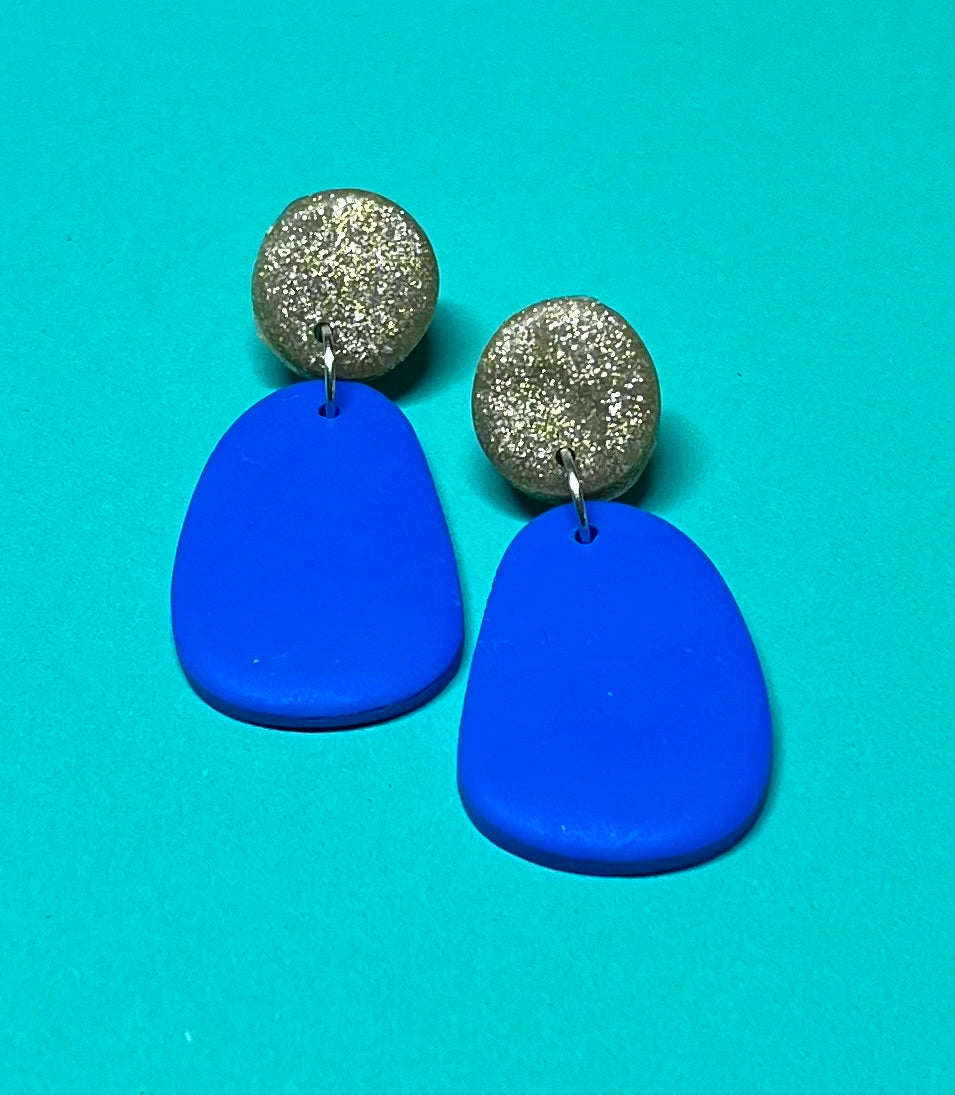 Blau-goldene Ohrringe, handgemacht und sehr leicht, aus Polymer Clay