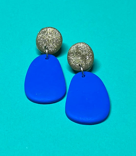 Blau-goldene Ohrringe, handgemacht und sehr leicht, aus Polymer Clay