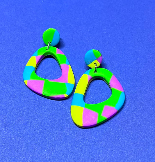 Bunt gemusterte handgemachte Ohrringe aus Polymer Clay