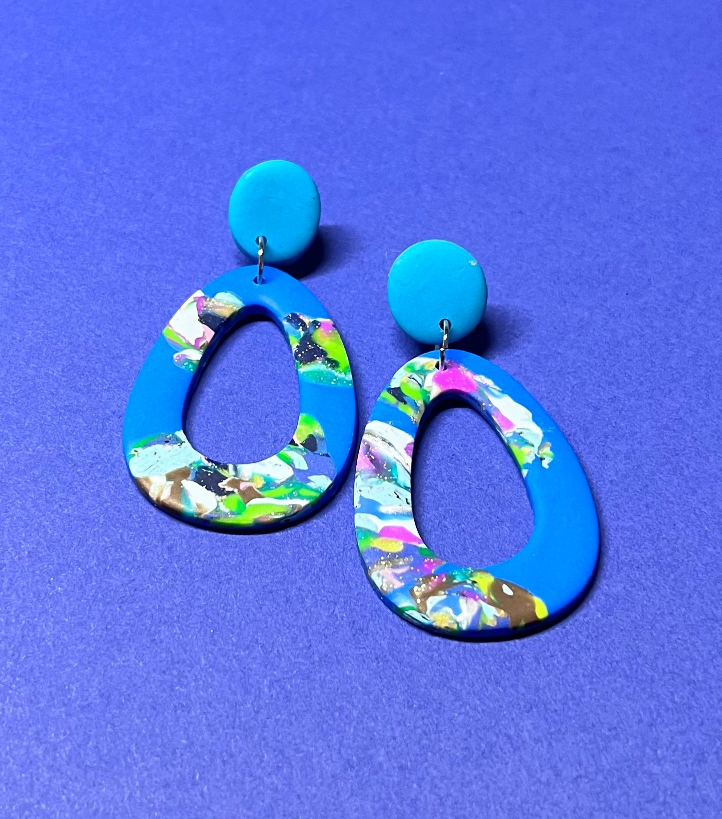 Blau-bunte Ohrringe, handgemacht, gemustert