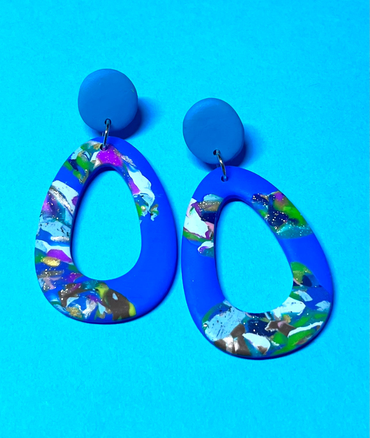 Blau-bunte Ohrringe, handgemacht, gemustert