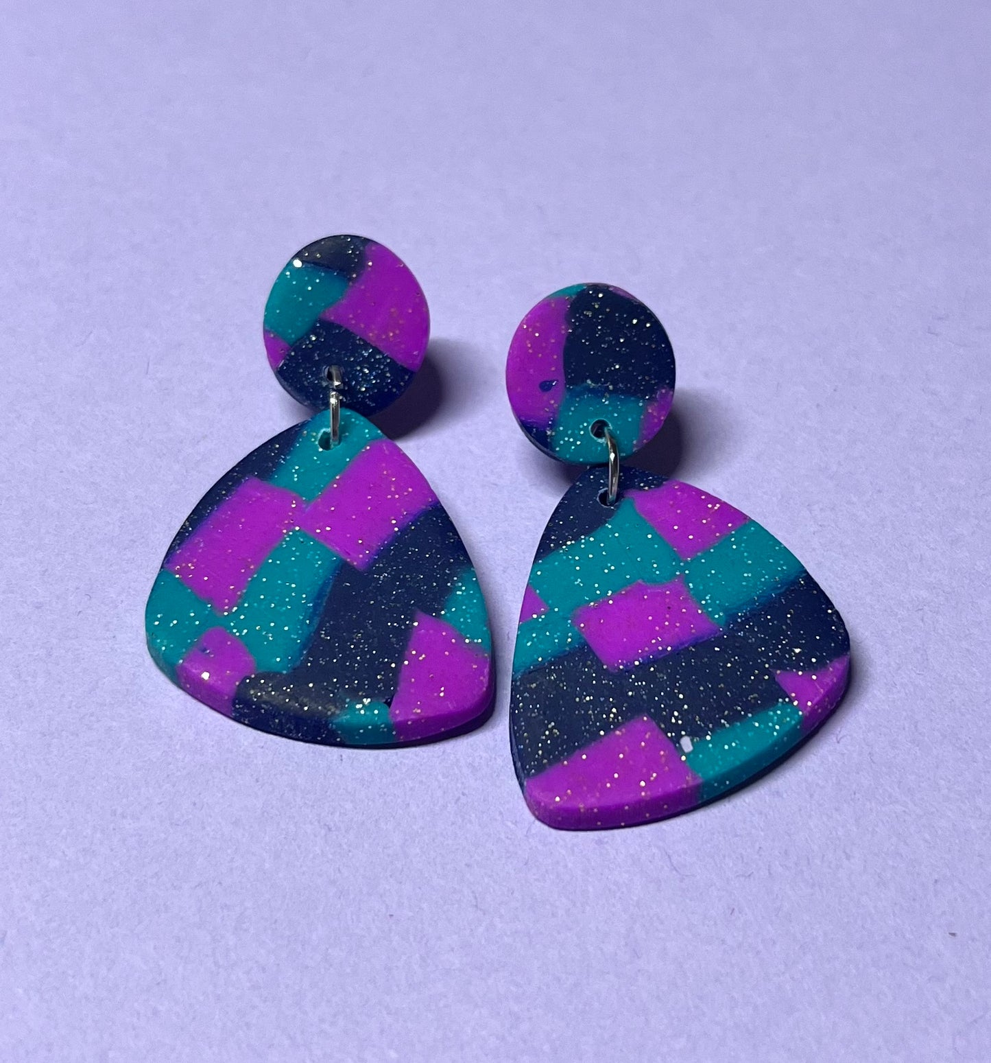 Farbenfrohe Ohrringe mit Glitzer