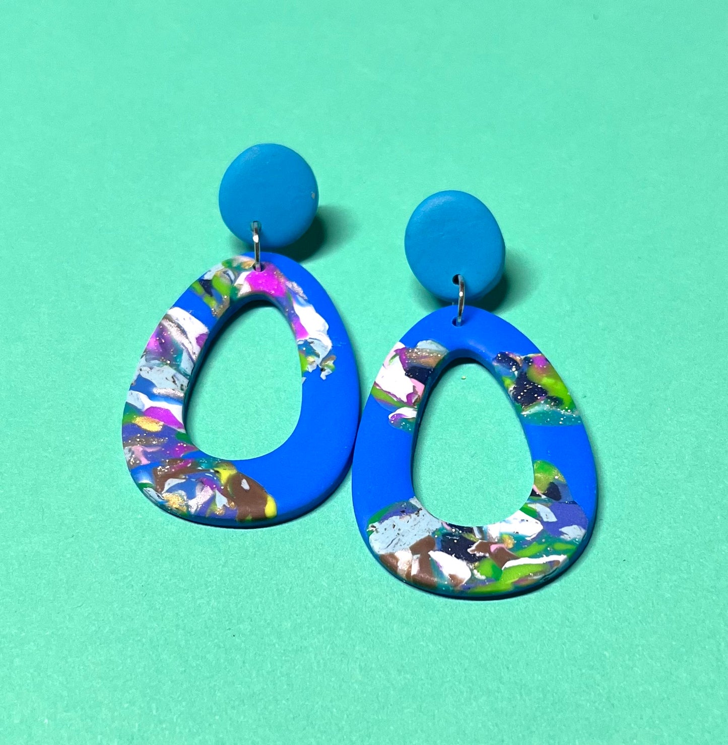 Blau-bunte Ohrringe, handgemacht, gemustert