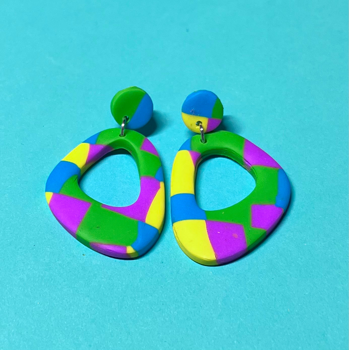 Bunt gemusterte handgemachte Ohrringe aus Polymer Clay