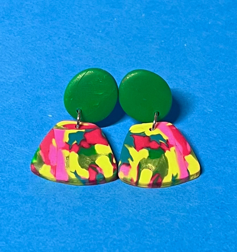 Kleine bunte rot-gelb-grün bunte handgemachte Ohrringe