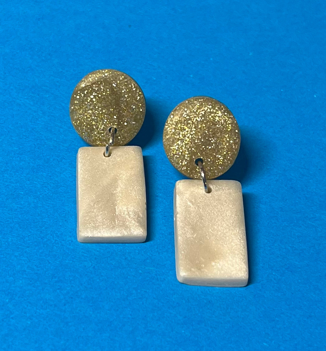 Kleine Ohrringe in perlmutt-Optik mit gold-Glitzer-Optik