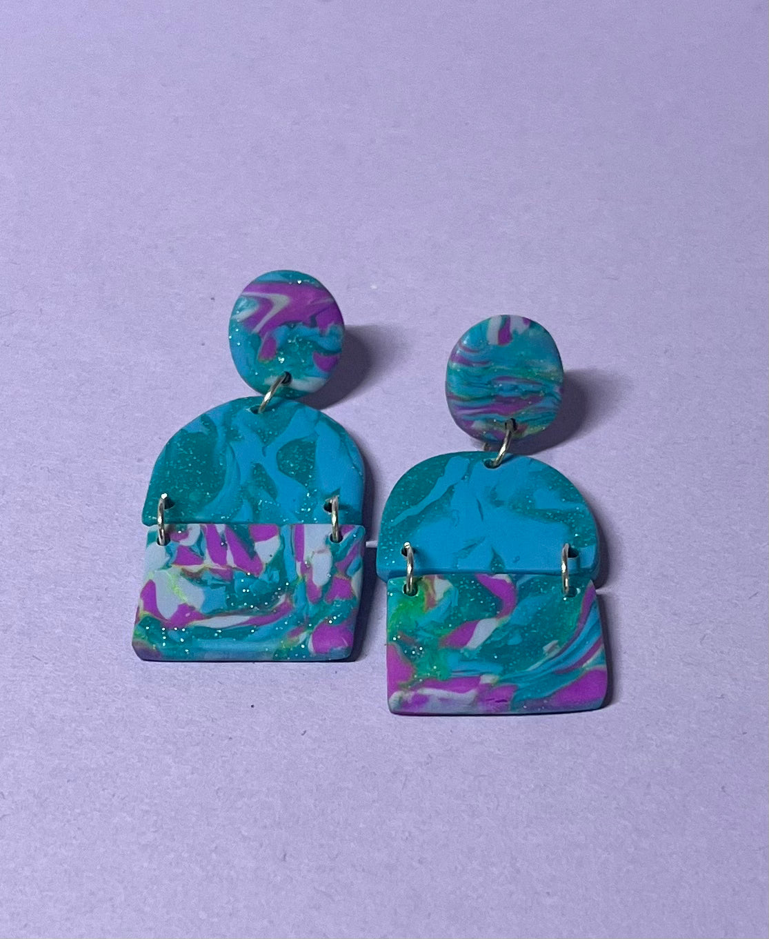 Dreiteilige Ohrringe, grün-pink mit Glitzer, handgemacht aus Polymer Clay