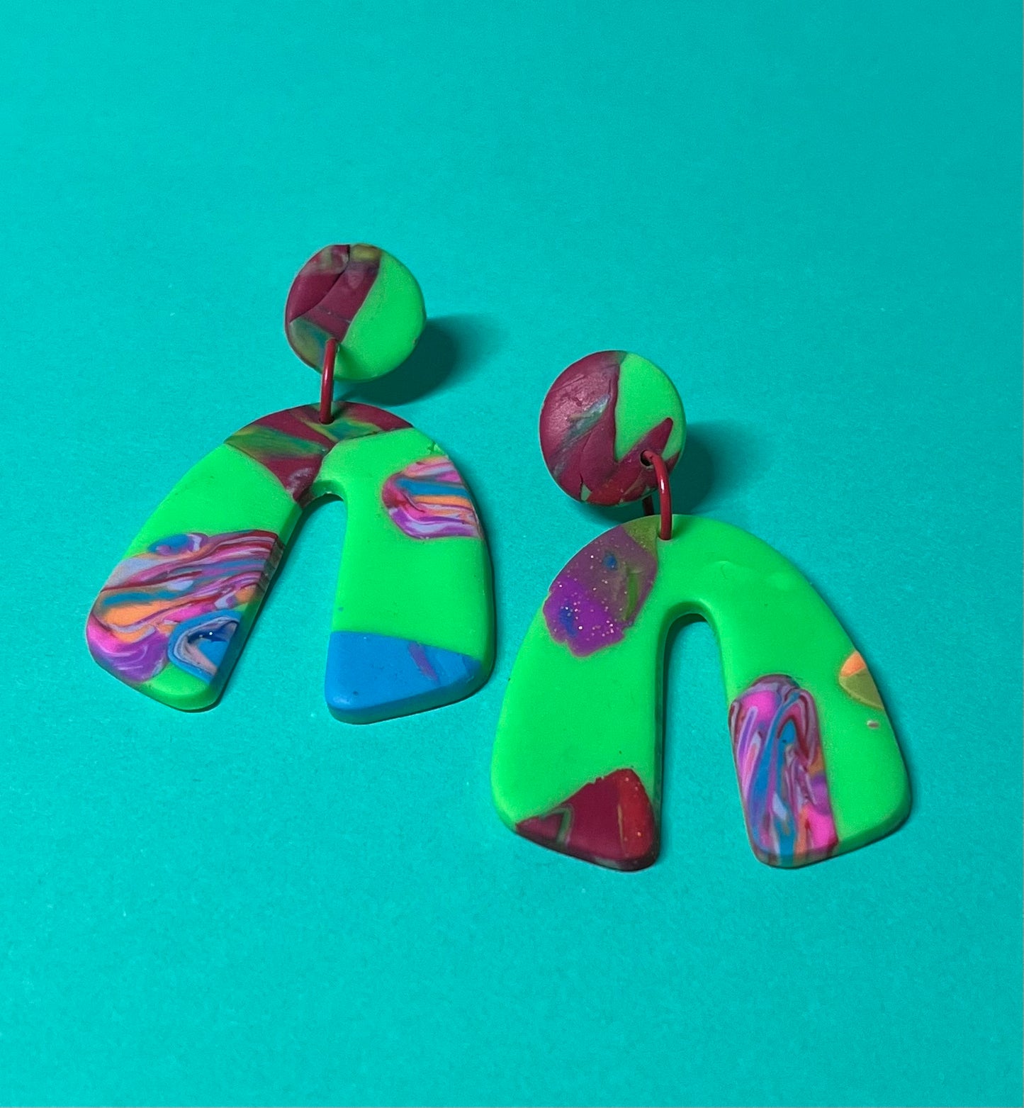 Handgemachte gemusterte Ohrringe aus Polymerton, die perfekt für jeden Anlass sind