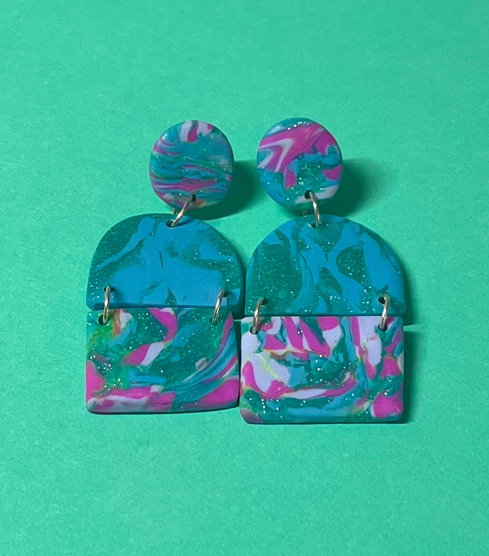Dreiteilige Ohrringe, grün-pink mit Glitzer, handgemacht aus Polymer Clay