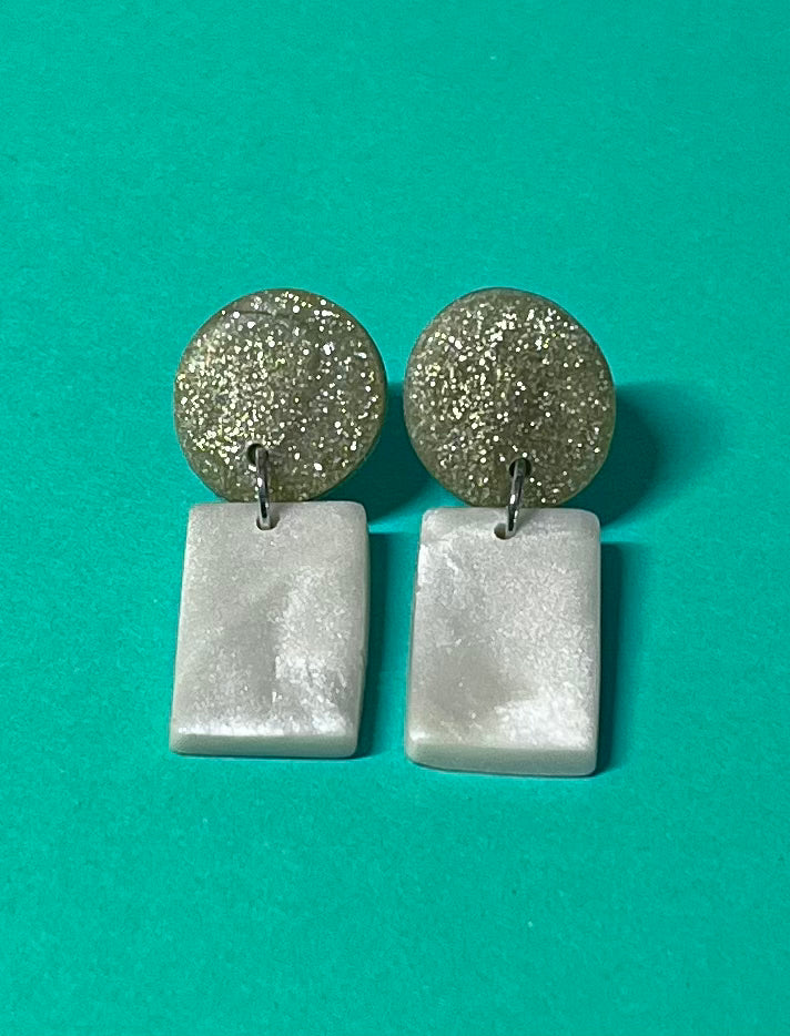 Kleine Ohrringe in perlmutt-Optik mit gold-Glitzer-Optik