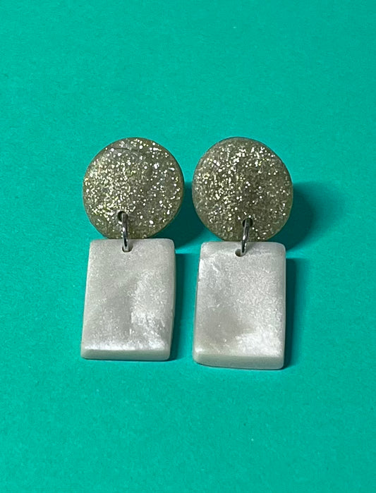 Kleine Ohrringe in perlmutt-Optik mit gold-Glitzer-Optik