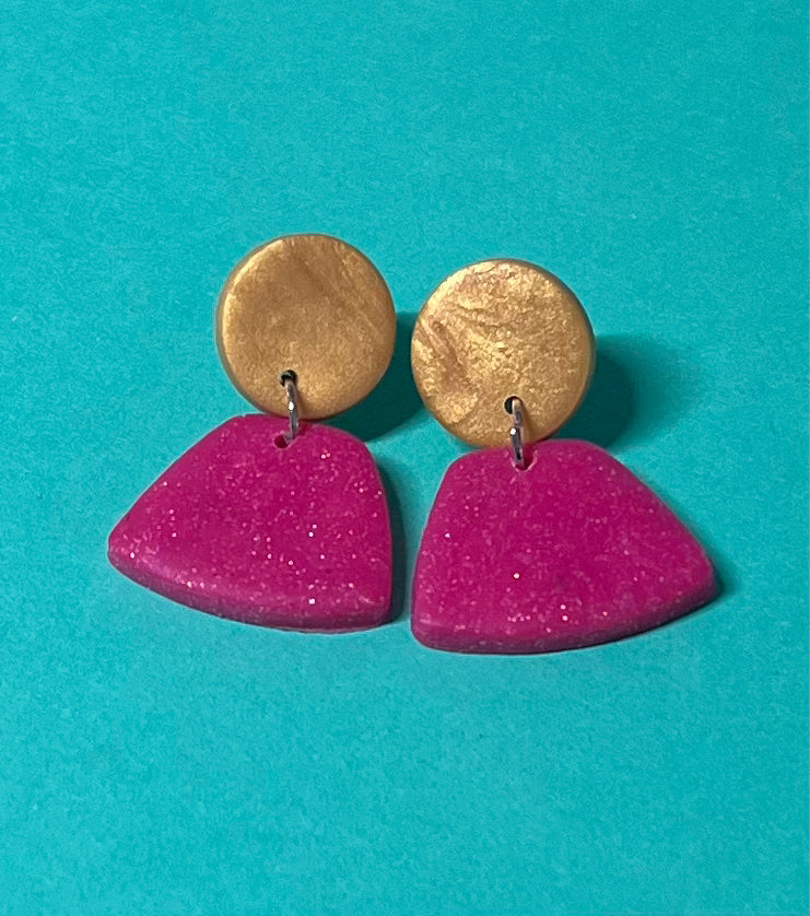 Kleine pinke und gold-schimmernde Ohrringe, handgemacht