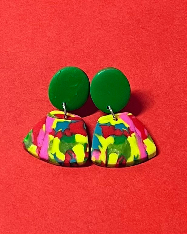 Kleine bunte rot-gelb-grün bunte handgemachte Ohrringe