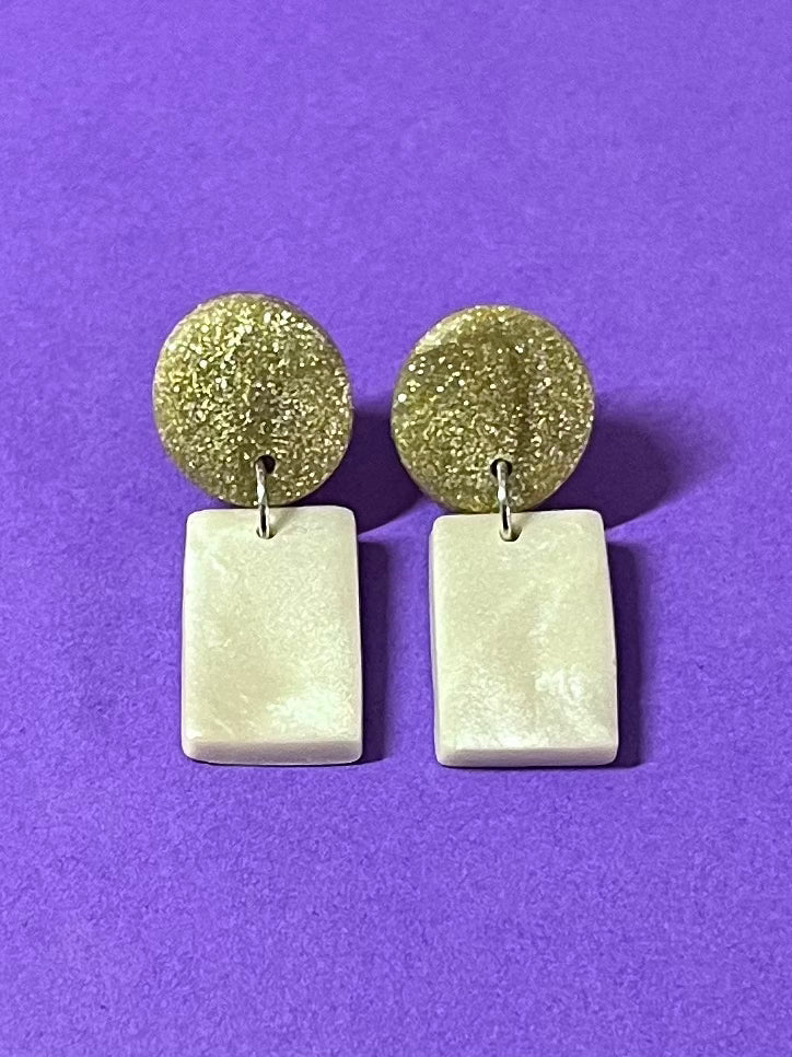 Kleine Ohrringe in perlmutt-Optik mit gold-Glitzer-Optik