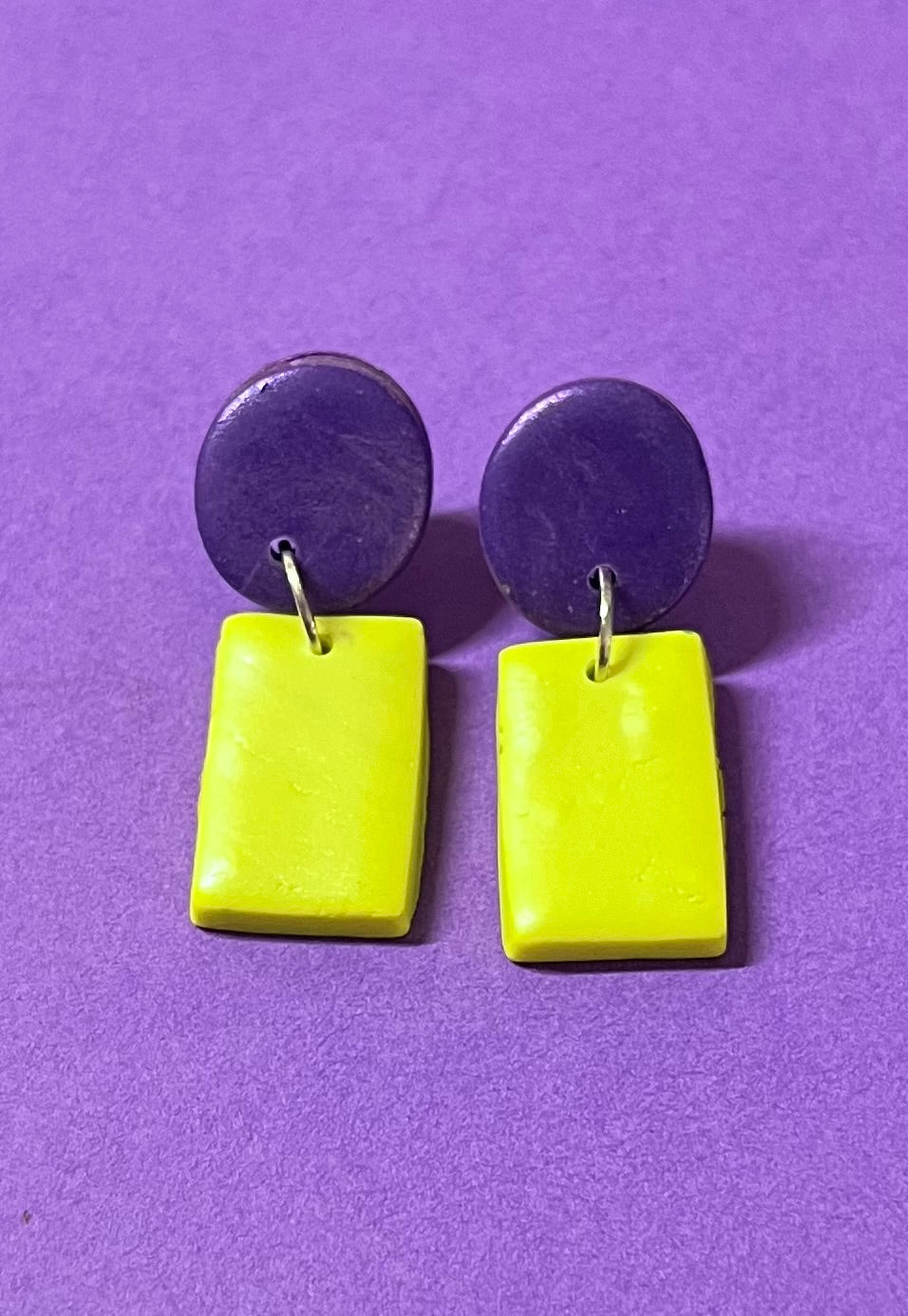 Handgemachte, kleine Ohrringe, lila und gelb