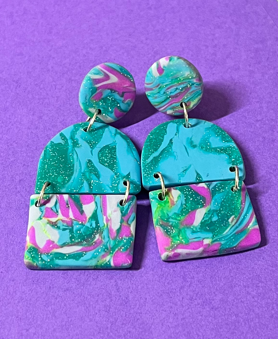 Dreiteilige Ohrringe, grün-pink mit Glitzer, handgemacht aus Polymer Clay