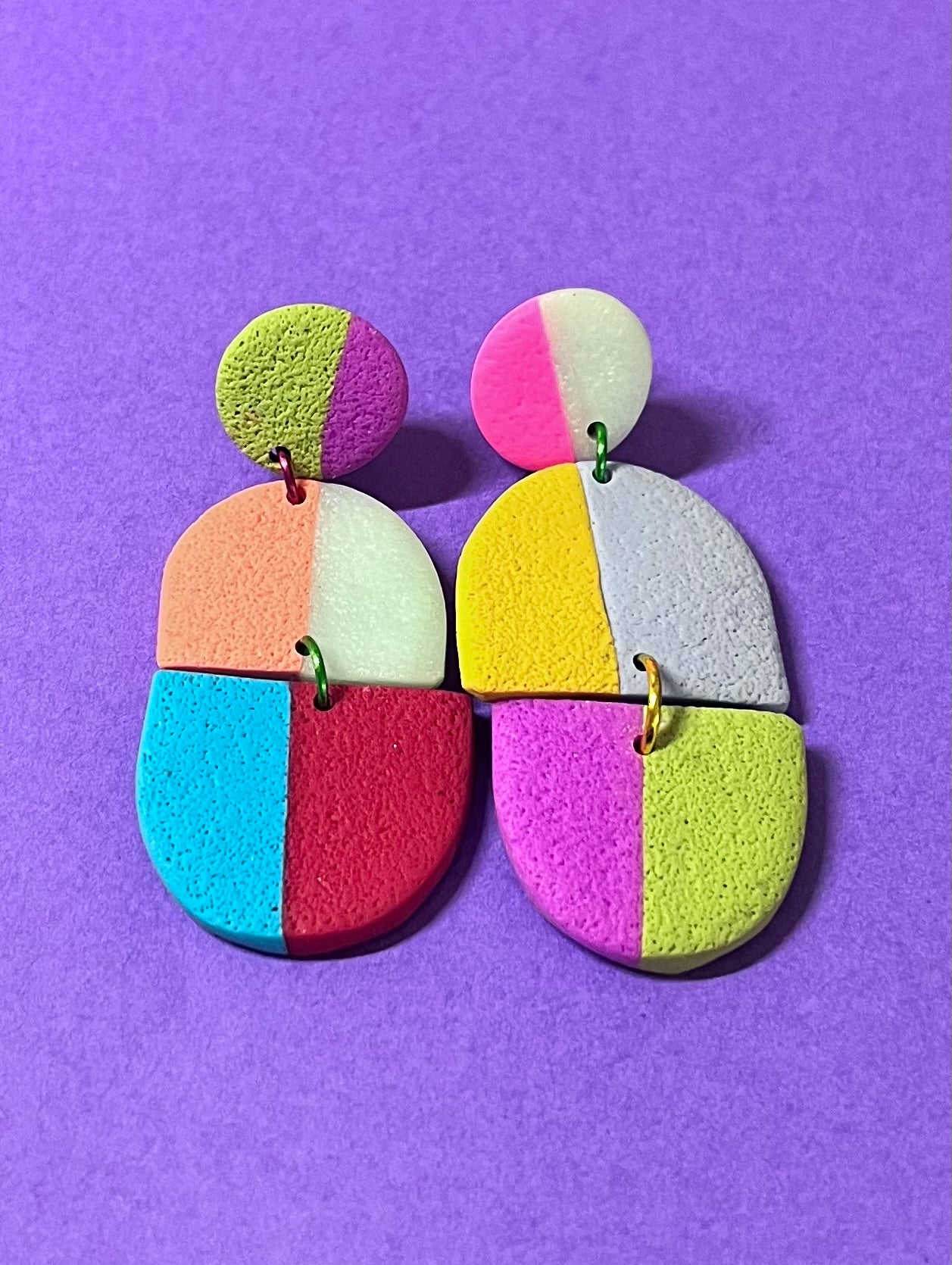 Dreiteilige bunte Ohrringe