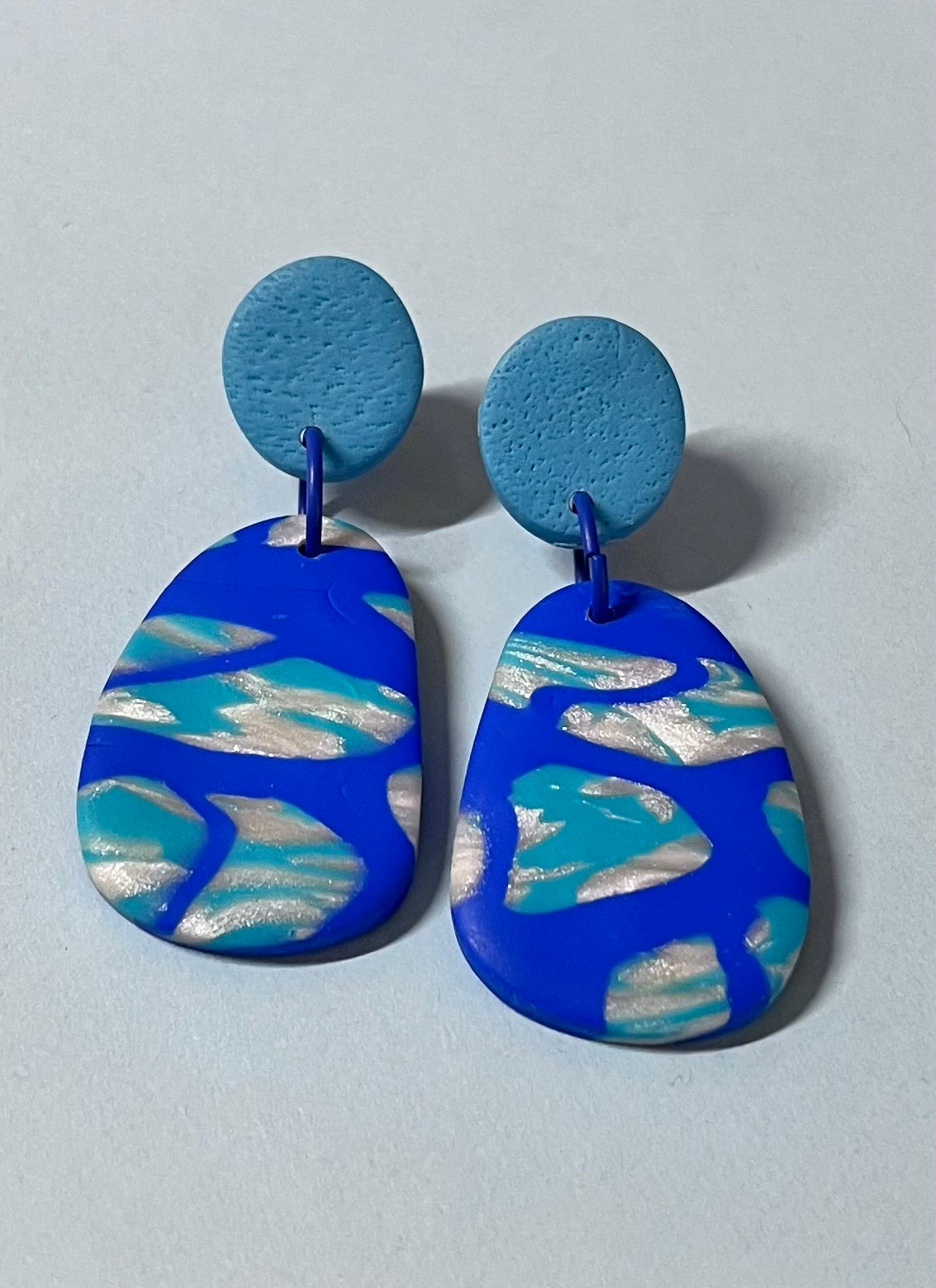 blau-gemusterte handgemachte Ohrringe aus Polymerton