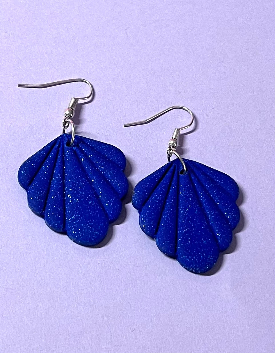 Handgemachte Ohrringe in Muschelform, dunkelblau glitzernd