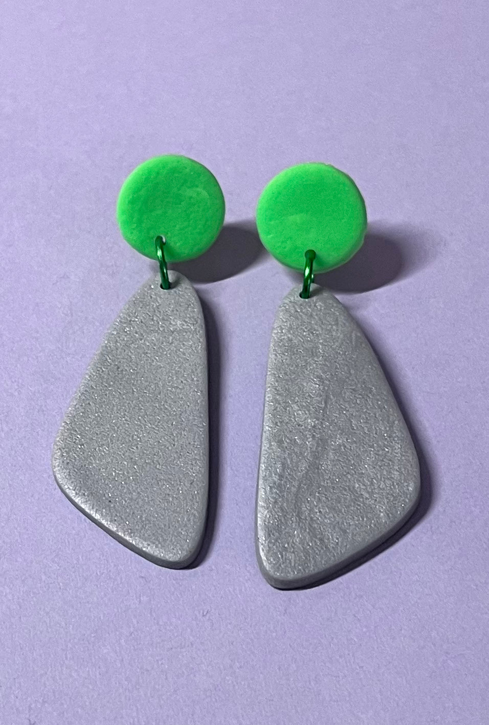 Ohrringe handgemacht bunt in grau-schimmernd und hellgrün