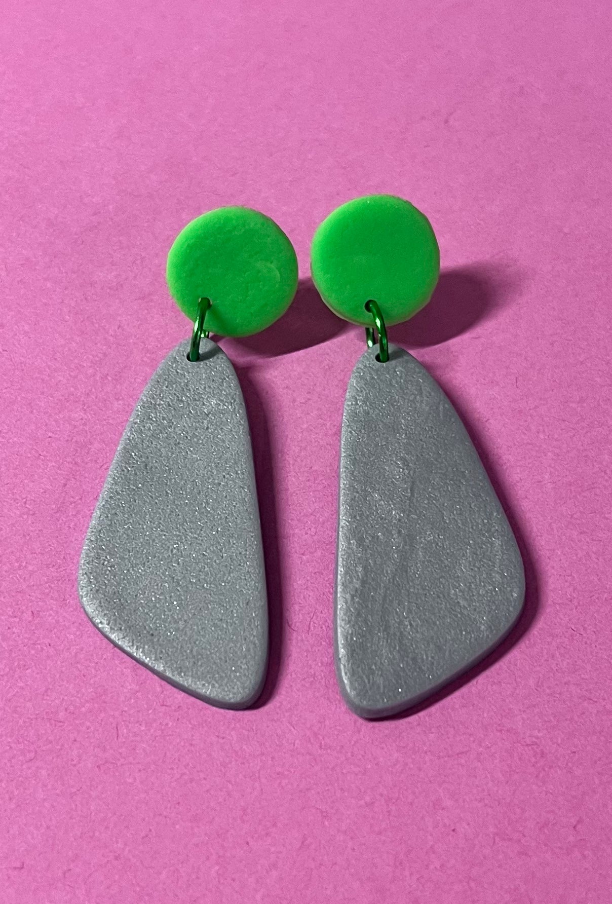 Ohrringe handgemacht bunt in grau-schimmernd und hellgrün