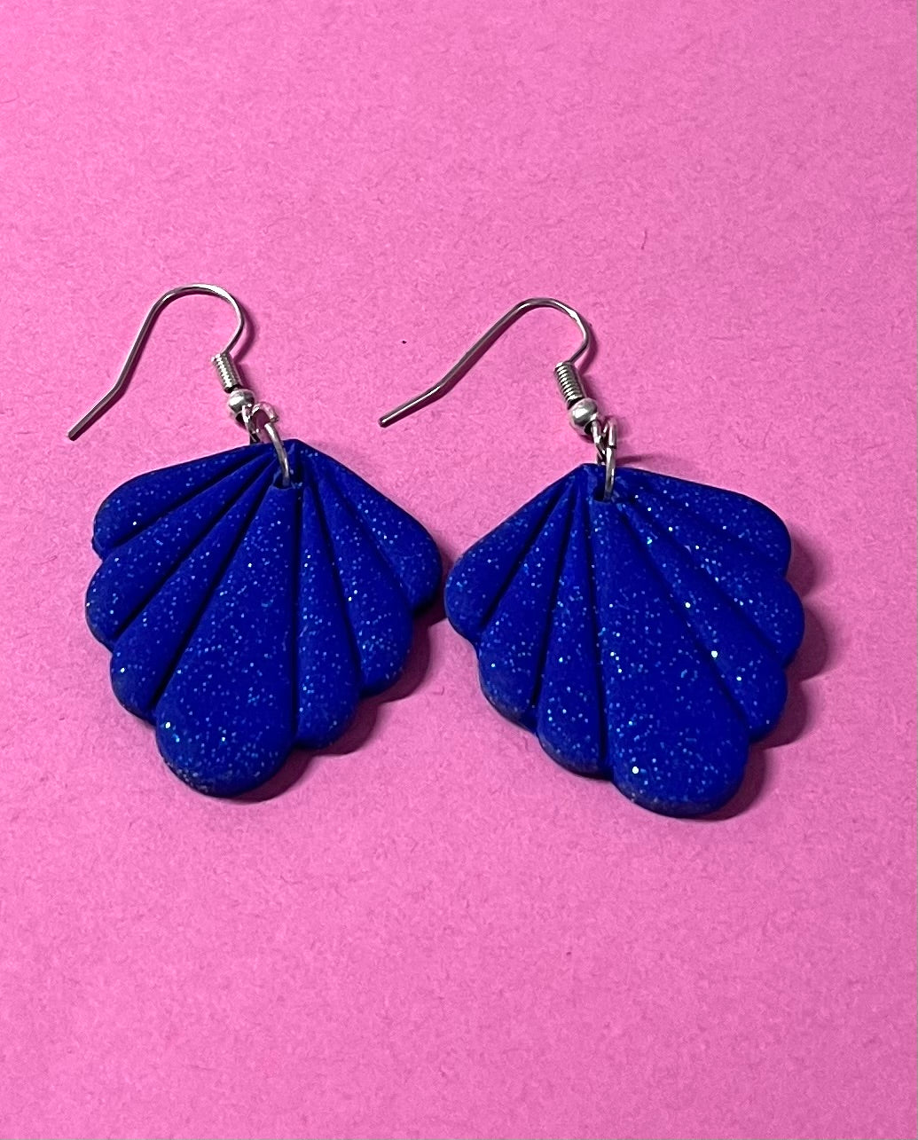 Handgemachte Ohrringe in Muschelform, dunkelblau glitzernd