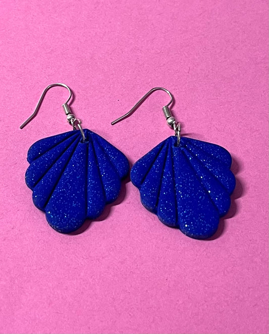 Handgemachte Ohrringe in Muschelform, dunkelblau glitzernd