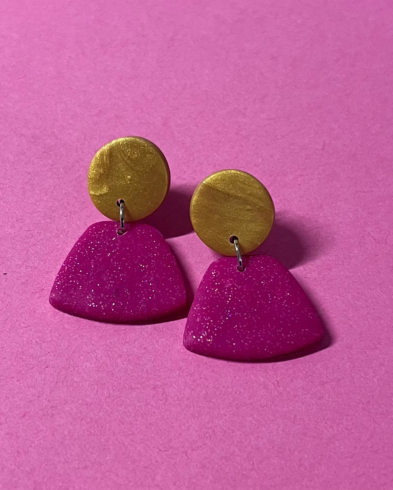 Kleine pinke und gold-schimmernde Ohrringe, handgemacht