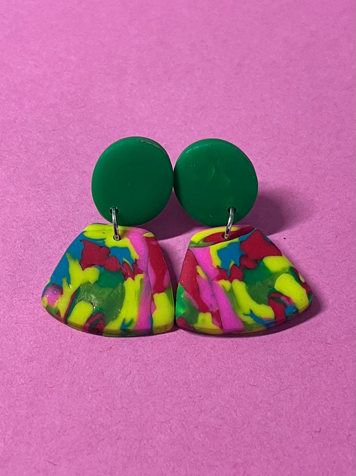 Kleine bunte rot-gelb-grün bunte handgemachte Ohrringe