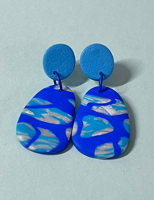 blau-gemusterte handgemachte Ohrringe aus Polymerton