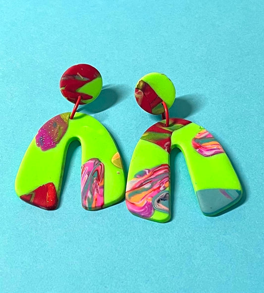 Handgemachte gemusterte Ohrringe aus Polymerton, die perfekt für jeden Anlass sind