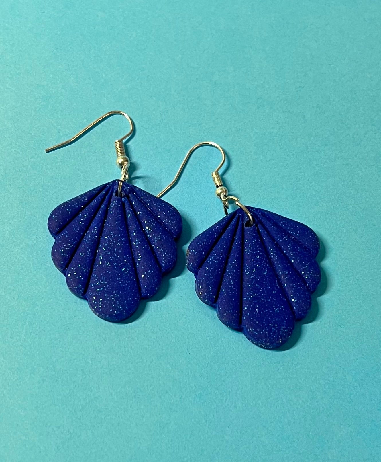 Handgemachte Ohrringe in Muschelform, dunkelblau glitzernd